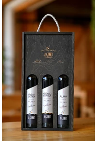 Fekete színű Fa Díszdobozba csomagolt 500 ml A Gönci Barack, Alma, Szőlő Pálinka 40°  Fekete színű Fa Díszdobozba csomagolt 500 ml A Gönci Barack, Alma, Szőlő Pálinka 40°