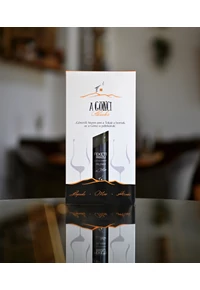 Díszdobozban az A Gönci- Feketeribizli Pálinka 45°  2 db logózott pohárral 